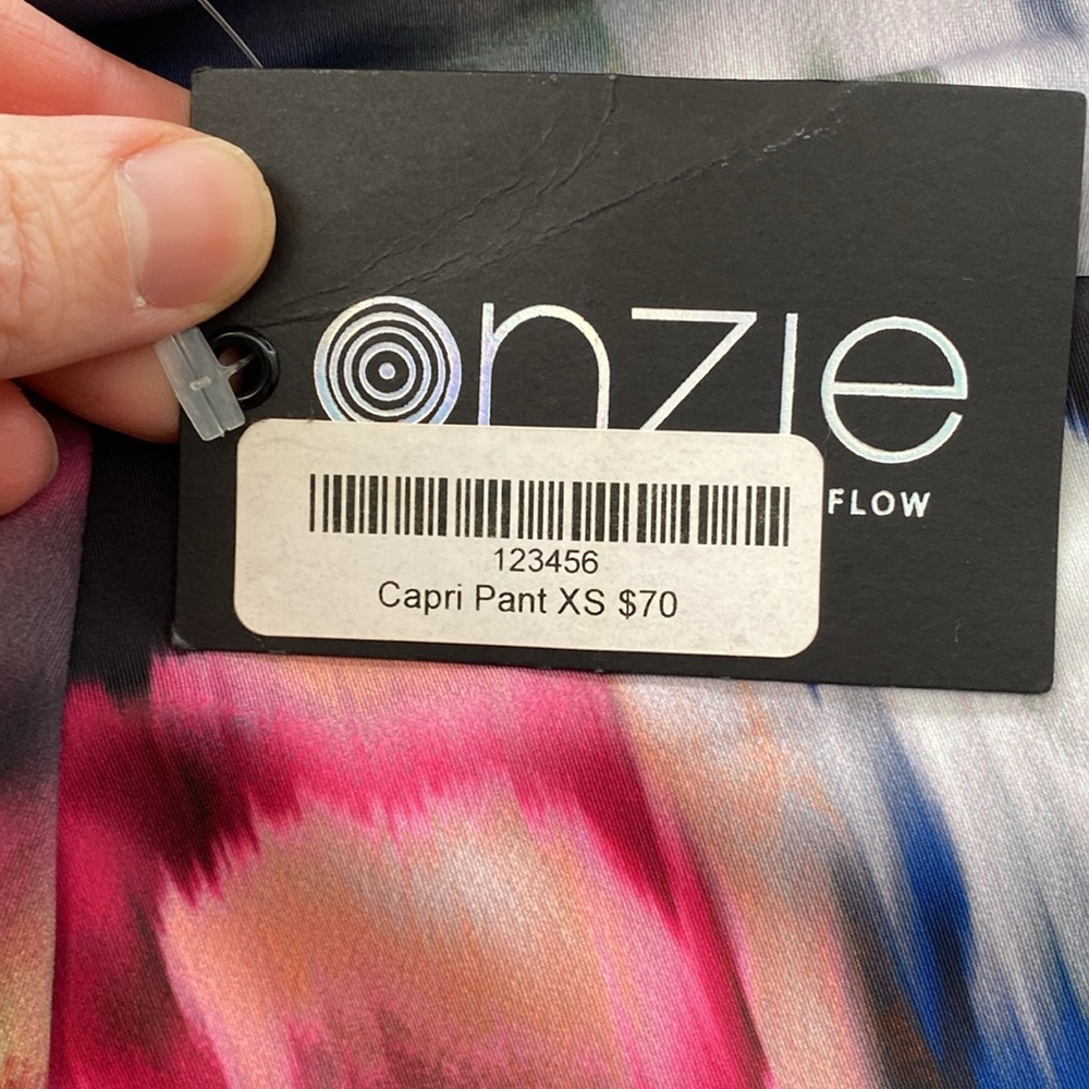 Onzie Yoga graphic leggings Capri pants 
BNWT - Picture 3 of 7